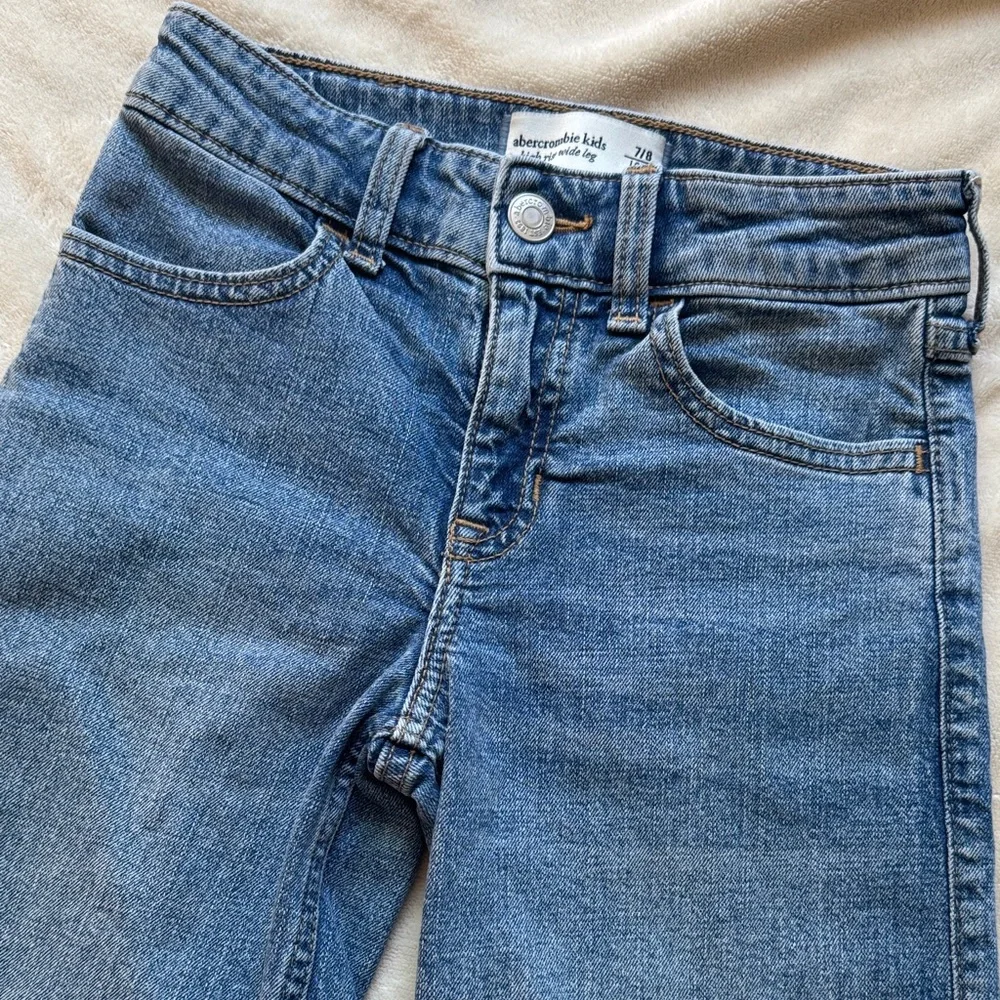 Kids’ Abercrombie & Fitch Wide-Leg Jeans - Picture 3 of 6